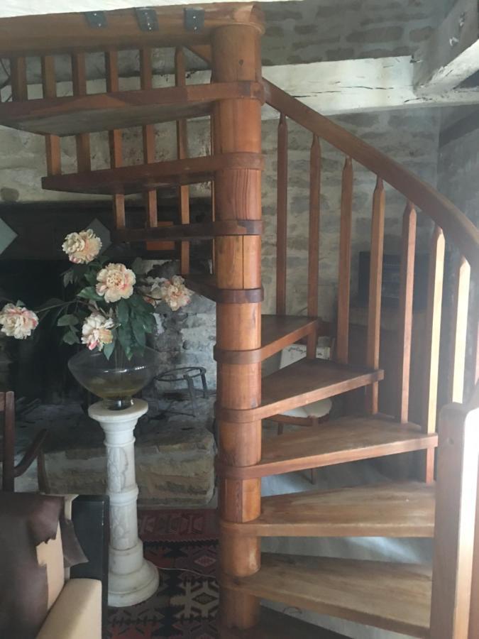 Le Moulin A Huile Bed & Breakfast Vailhourles Exterior photo