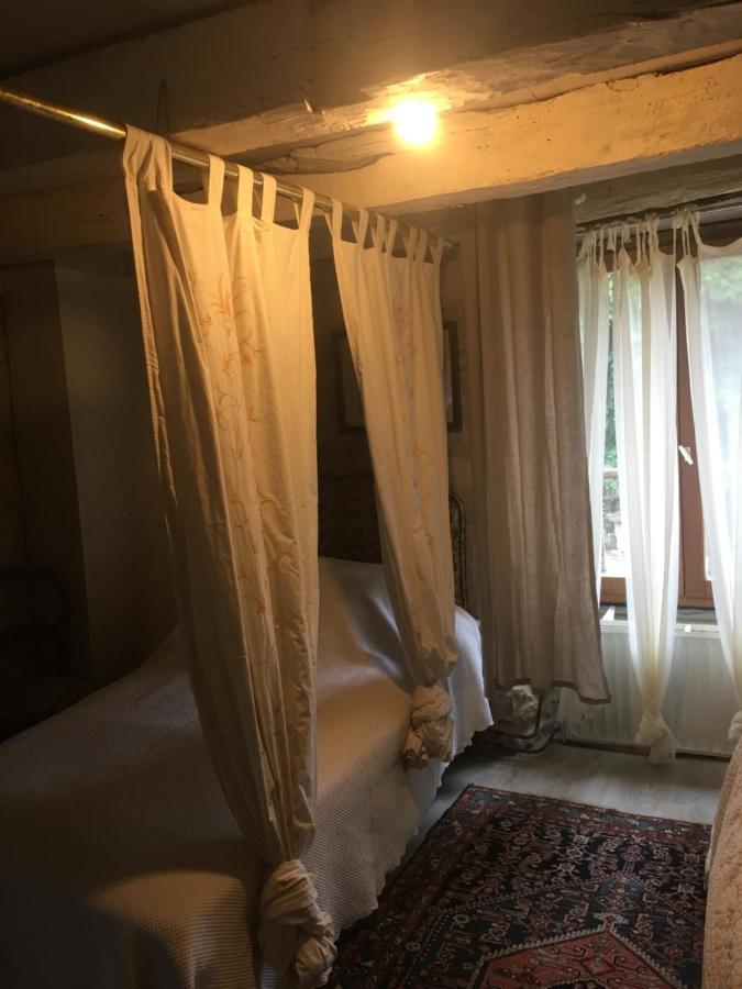 Le Moulin A Huile Bed & Breakfast Vailhourles Exterior photo