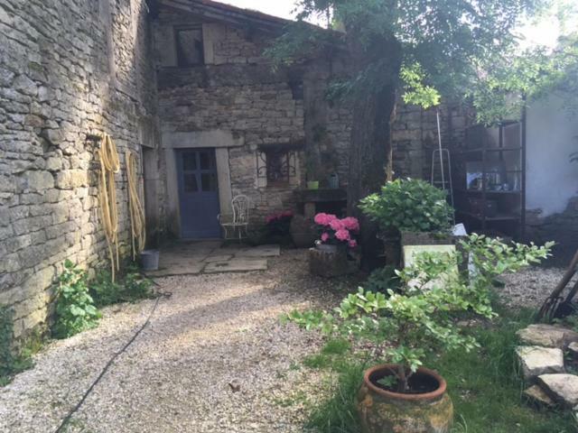 Le Moulin A Huile Bed & Breakfast Vailhourles Exterior photo