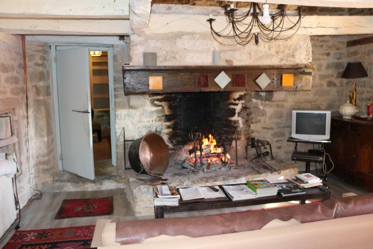 Le Moulin A Huile Bed & Breakfast Vailhourles Exterior photo