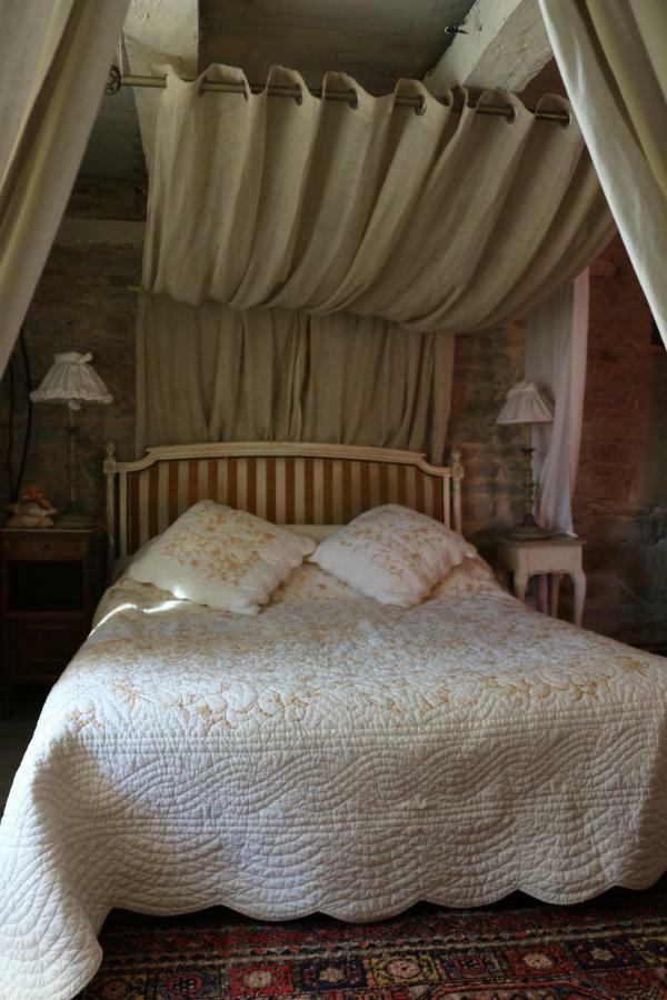 Le Moulin A Huile Bed & Breakfast Vailhourles Exterior photo