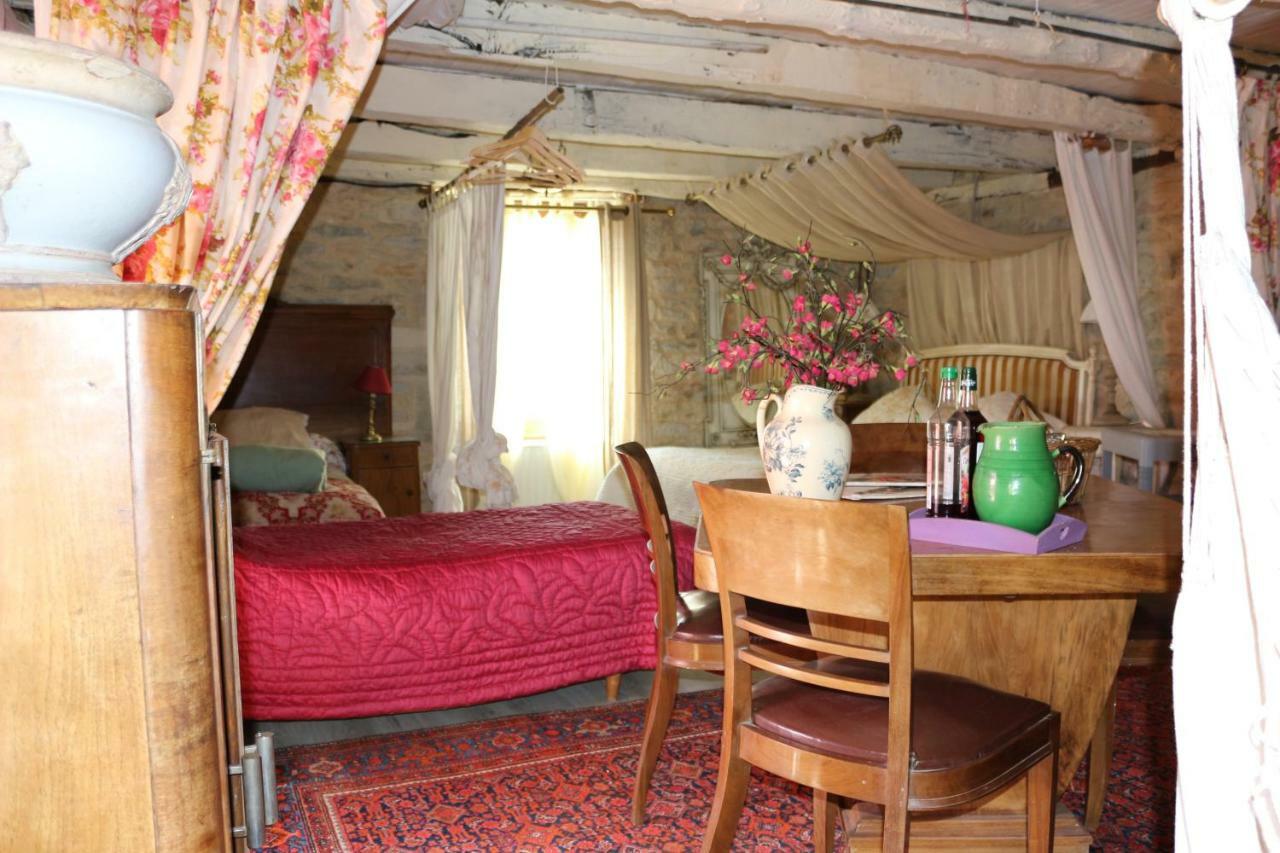 Le Moulin A Huile Bed & Breakfast Vailhourles Exterior photo