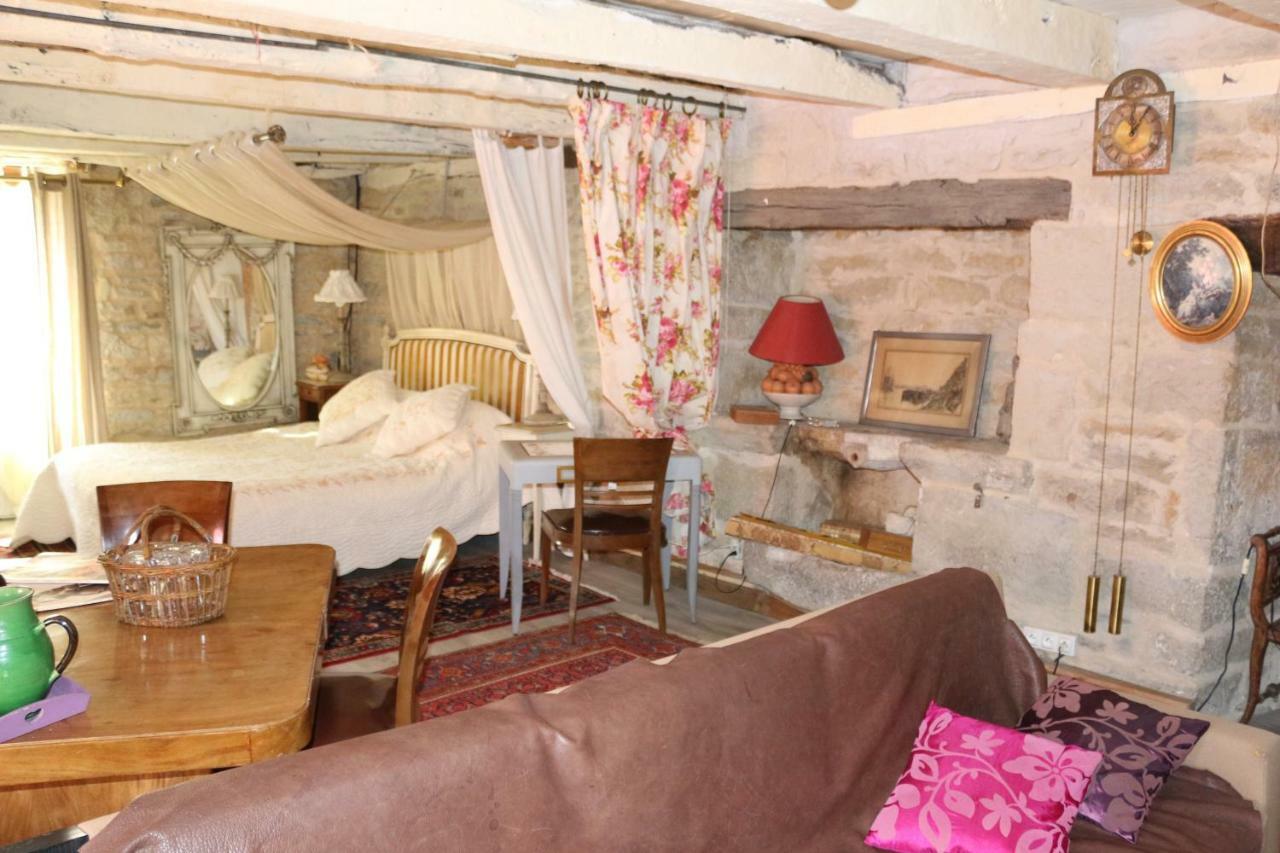 Le Moulin A Huile Bed & Breakfast Vailhourles Exterior photo
