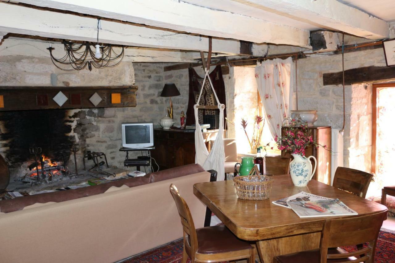 Le Moulin A Huile Bed & Breakfast Vailhourles Exterior photo